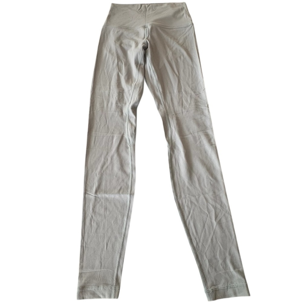 🖤🤍Like New LULULEMON Women's light robins egg blue leggings.  Size 4